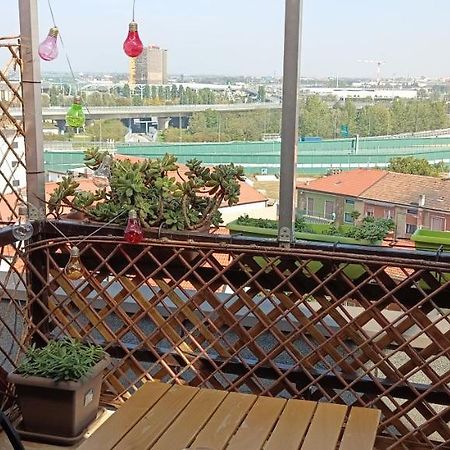 La Mansarda Di Pero Con Terrazza Apartment Bagian luar foto