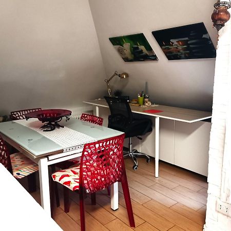 La Mansarda Di Pero Con Terrazza Apartment Bagian luar foto
