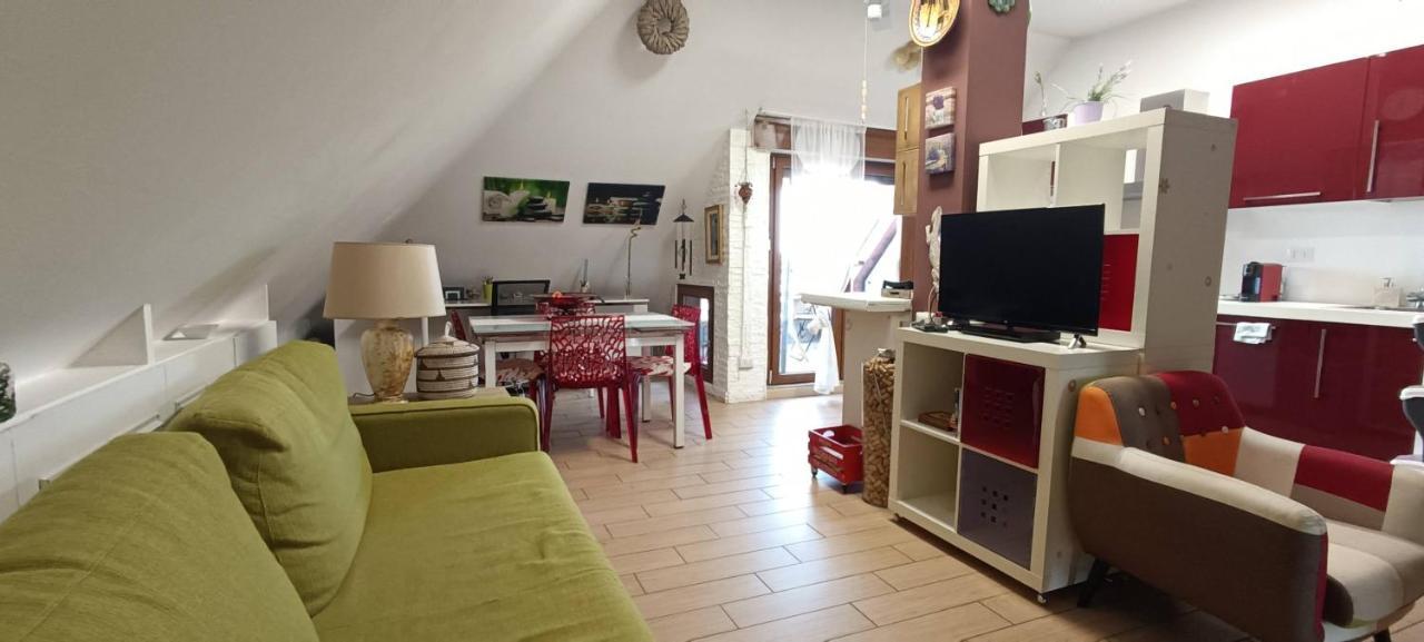 La Mansarda Di Pero Con Terrazza Apartment Bagian luar foto