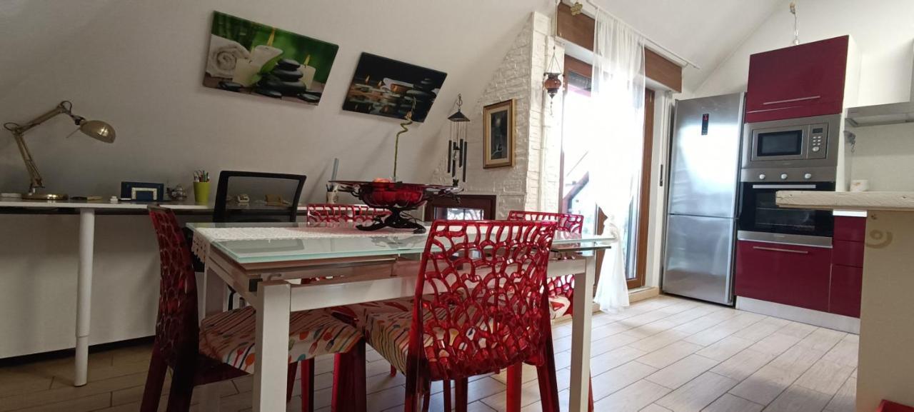 La Mansarda Di Pero Con Terrazza Apartment Bagian luar foto