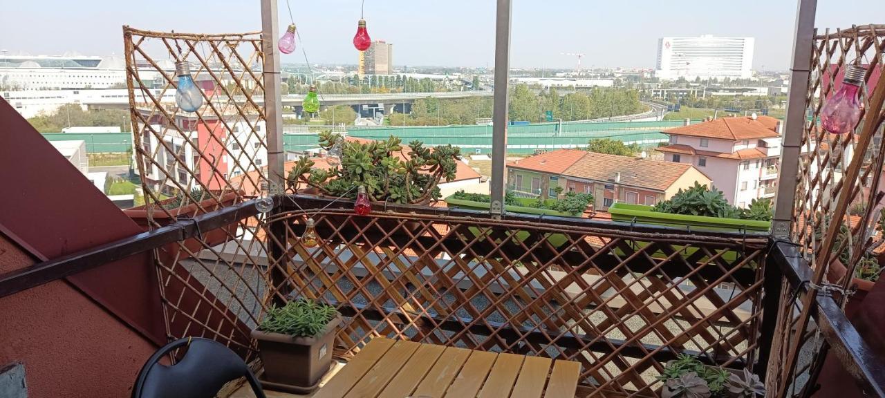 La Mansarda Di Pero Con Terrazza Apartment Bagian luar foto