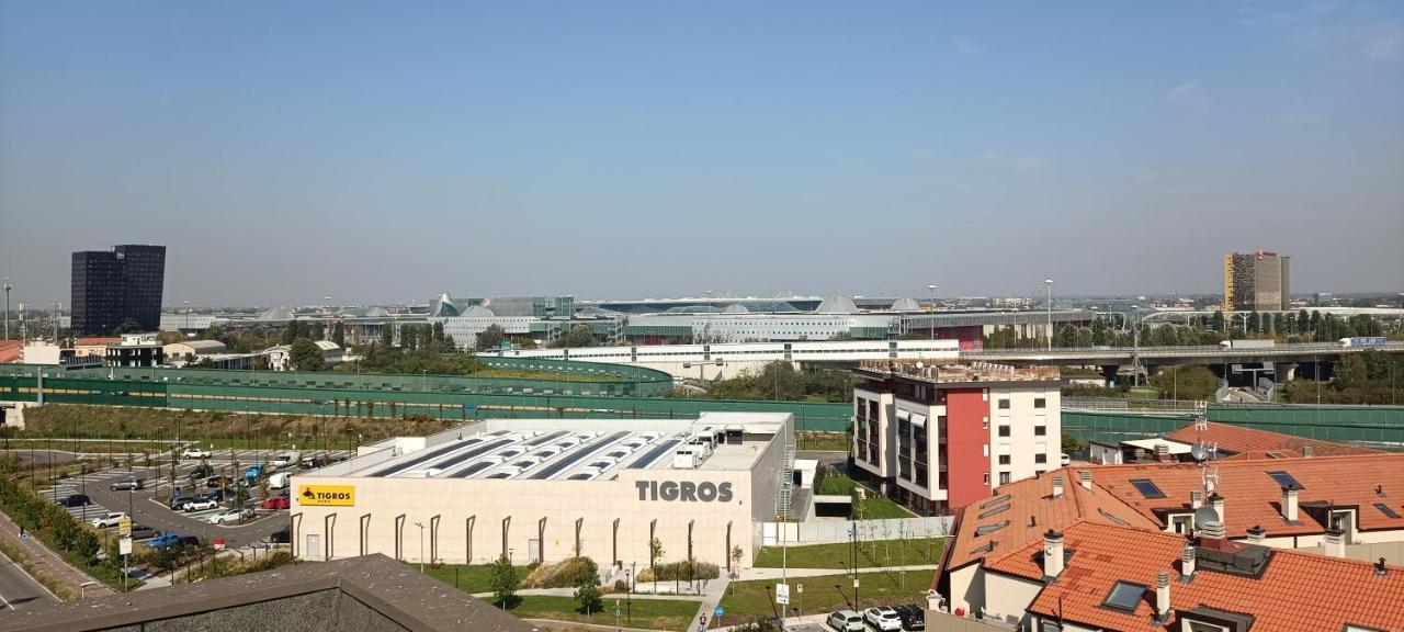 La Mansarda Di Pero Con Terrazza Apartment Bagian luar foto